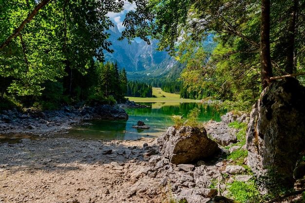 Vista panorâmica do lago e das montanhas contra o céu