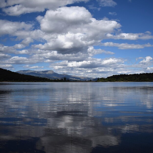 Foto vista panorâmica do lago e das montanhas contra o céu