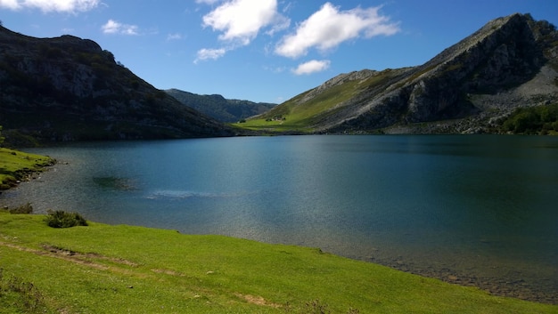 Foto vista panorâmica do lago e das montanhas contra o céu