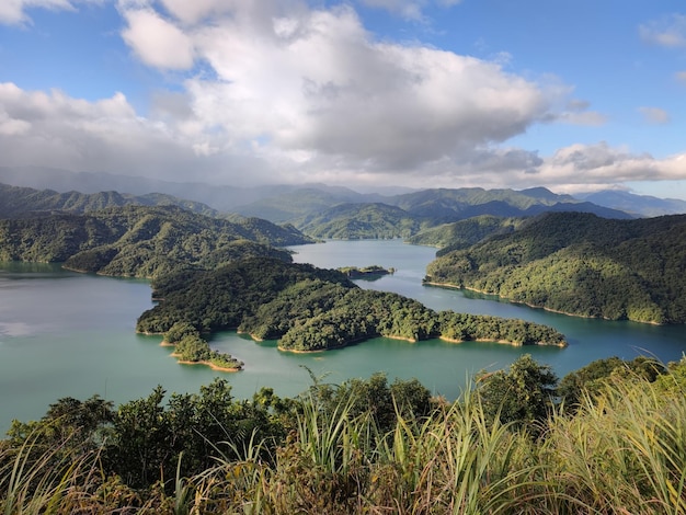 Foto vista panorâmica do lago e das montanhas contra o céu