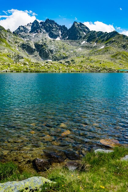 Foto vista panorâmica do lago e das montanhas contra o céu