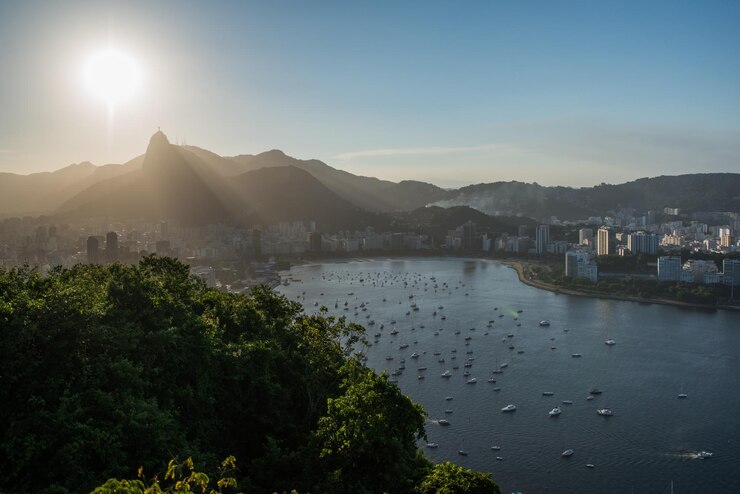 Foto vista panorâmica do lago e das montanhas contra o céu