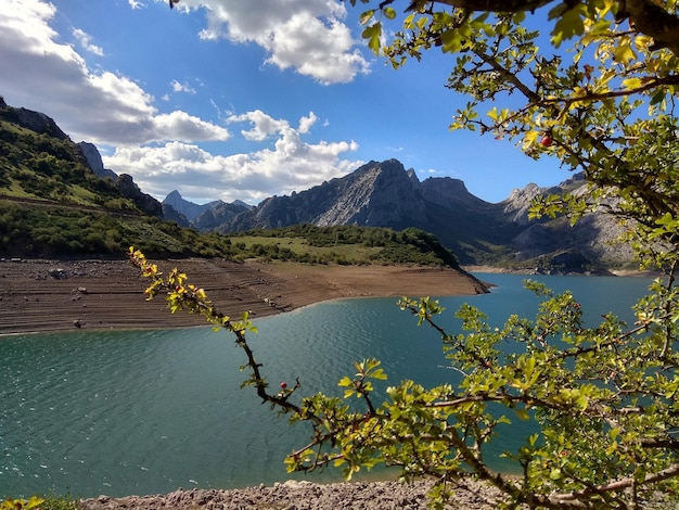 Foto vista panorâmica do lago e das montanhas contra o céu