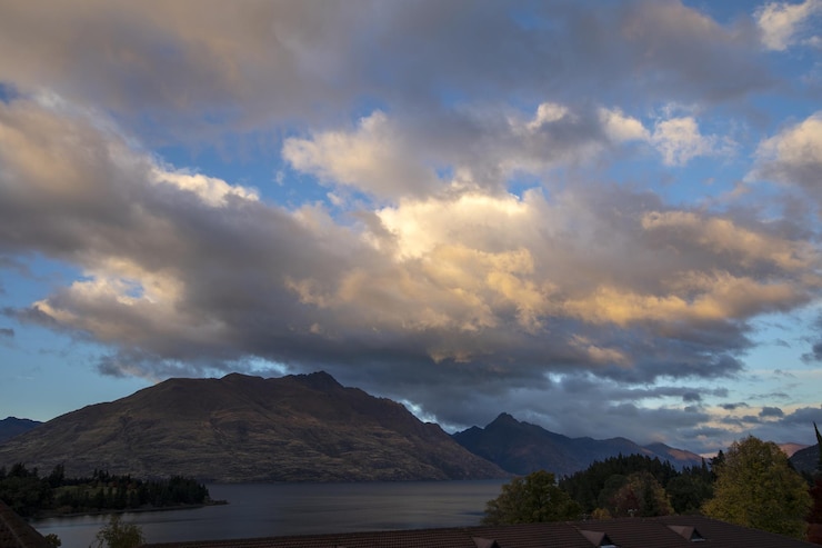 Foto vista panorâmica do lago e das montanhas contra o céu