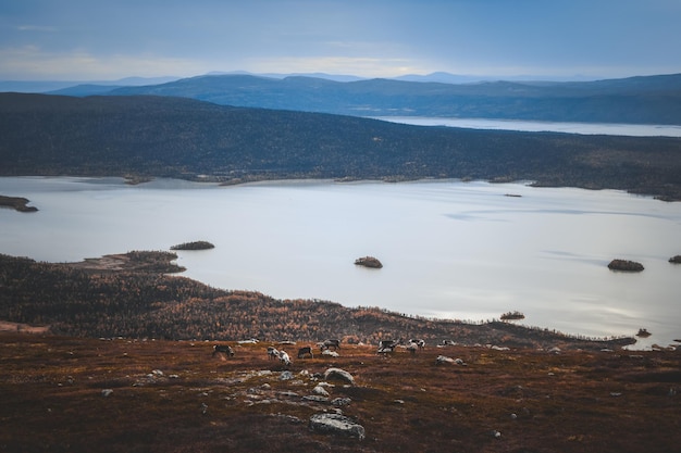 Vista panorâmica do lago e das montanhas contra o céu