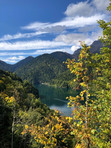 Foto vista panorâmica do lago e das montanhas contra o céu