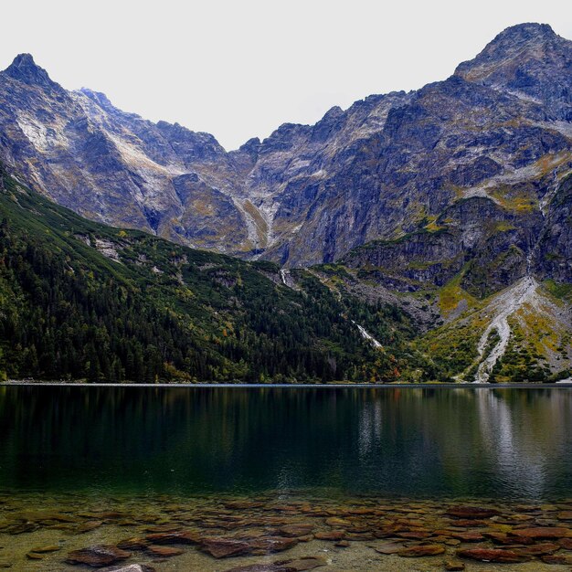 Foto vista panorâmica do lago e das montanhas contra o céu