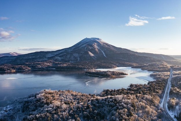 Vista panorâmica do lago e das montanhas contra o céu