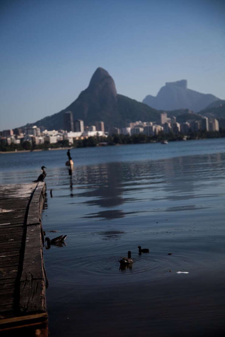 Foto vista panorâmica do lago e das montanhas contra o céu