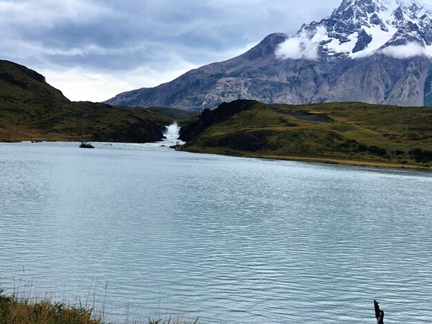 Foto vista panorâmica do lago e das montanhas contra o céu