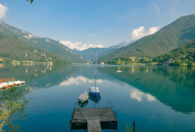 Vista panorâmica do lago e das montanhas contra o céu