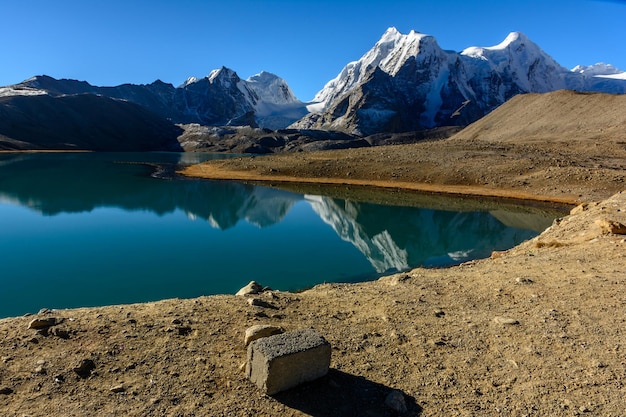 Vista panorâmica do lago e das montanhas