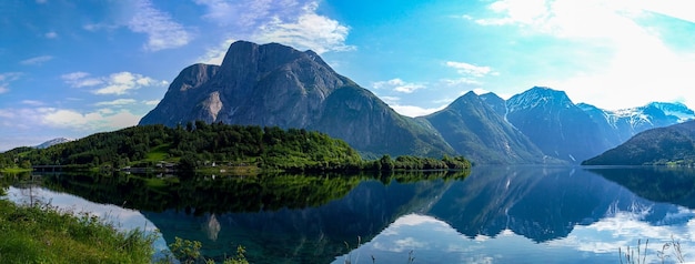 Foto vista panorâmica do lago eikesdalsvatnet, na noruega