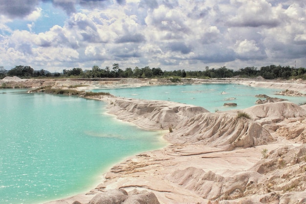 Vista panorâmica do lago kaolin contra o céu nublado