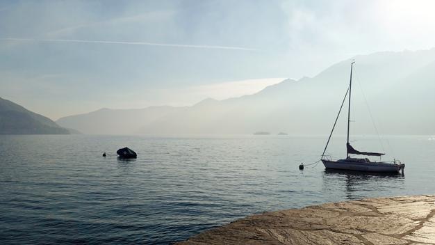 Vista panorâmica do lago Maggiore contra o céu