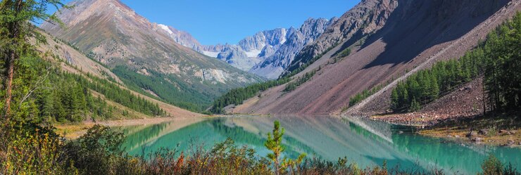Foto vista panorâmica do lago nas montanhas de altai viagens de verão