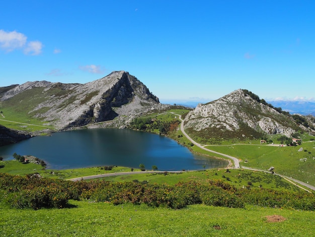 Foto vista panorâmica do lago pelas montanhas contra o céu azul
