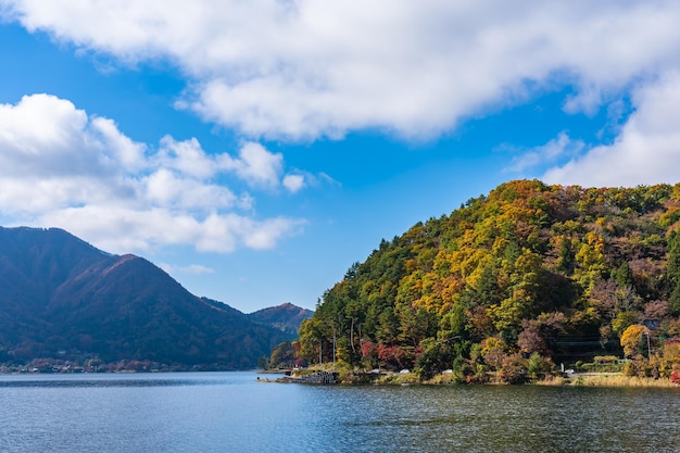 Vista panorâmica do lago pelas montanhas contra o céu