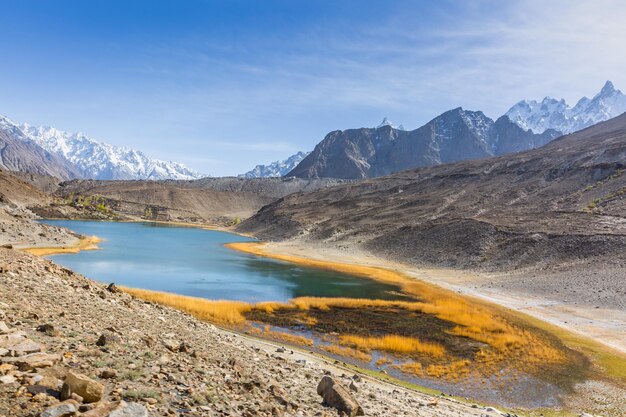 Vista panorâmica do lago pelas montanhas contra o céu