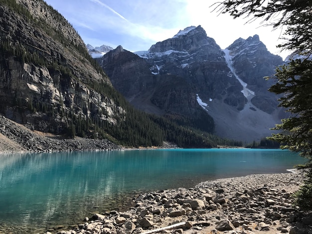 Foto vista panorâmica do lago pelas montanhas contra o céu