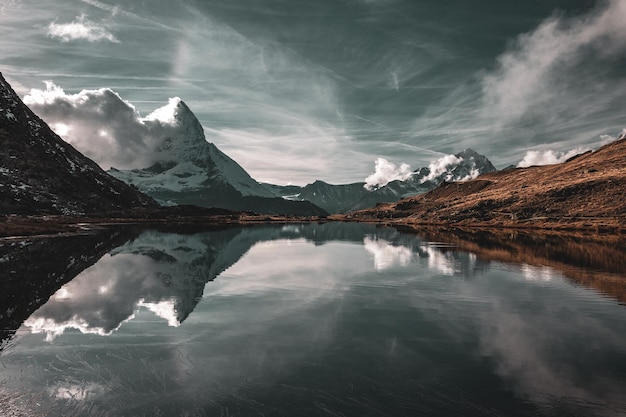 Vista panorâmica do lago pelas montanhas contra o céu