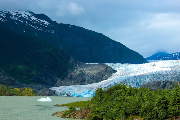 Foto vista panorâmica do lago pelas montanhas contra o céu