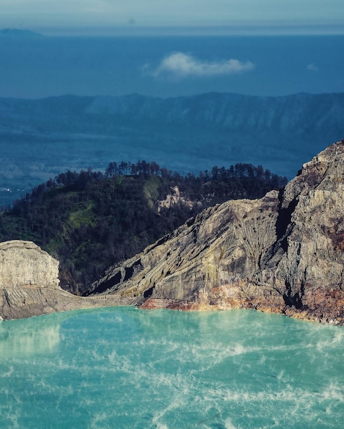 Foto vista panorâmica do lago pelas montanhas contra o céu