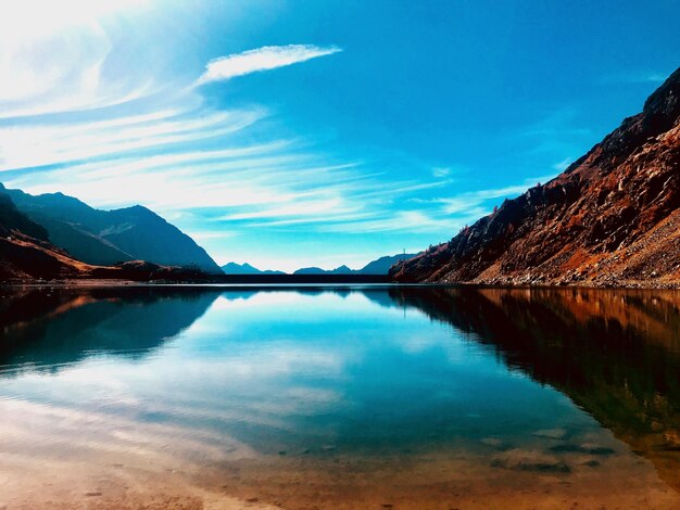 Foto vista panorâmica do lago pelas montanhas contra o céu