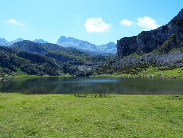 Foto vista panorâmica do lago pelas montanhas contra o céu