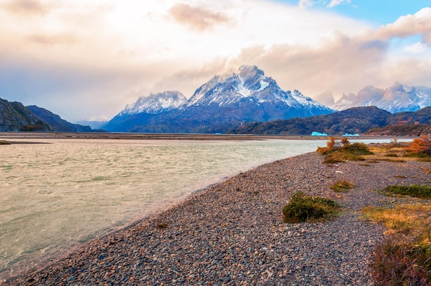 Foto vista panorâmica do lago pelas montanhas contra o céu