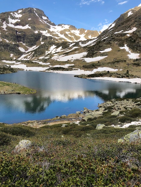 Foto vista panorâmica do lago pelas montanhas contra o céu