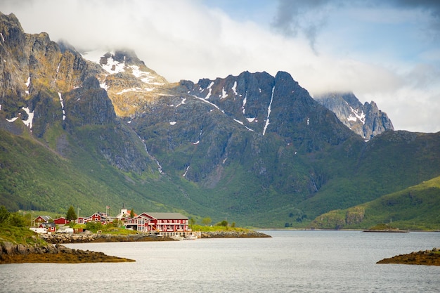 Vista panorâmica do lago pelas montanhas contra o céu
