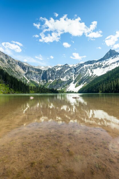 Foto vista panorâmica do lago pelas montanhas contra o céu