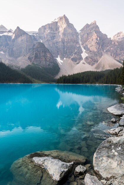 Foto vista panorâmica do lago pelas montanhas contra o céu