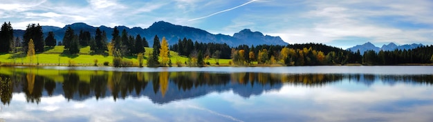 Foto vista panorâmica do lago por árvores contra o céu