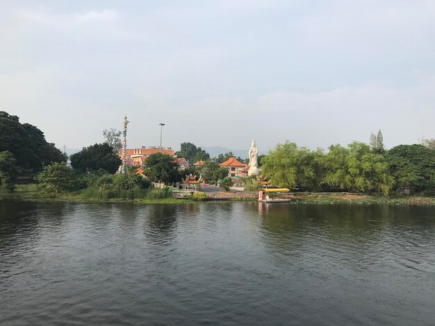 Vista panorâmica do lago por edifício contra o céu