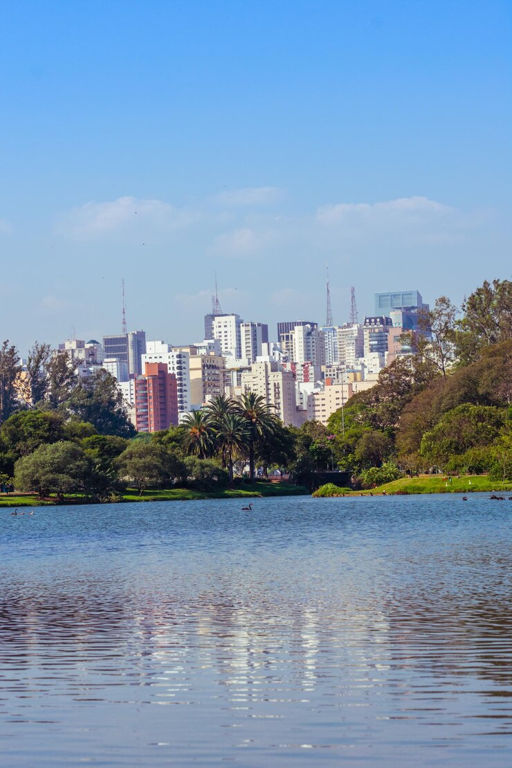 Foto vista panorâmica do lago por edifícios contra o céu azul