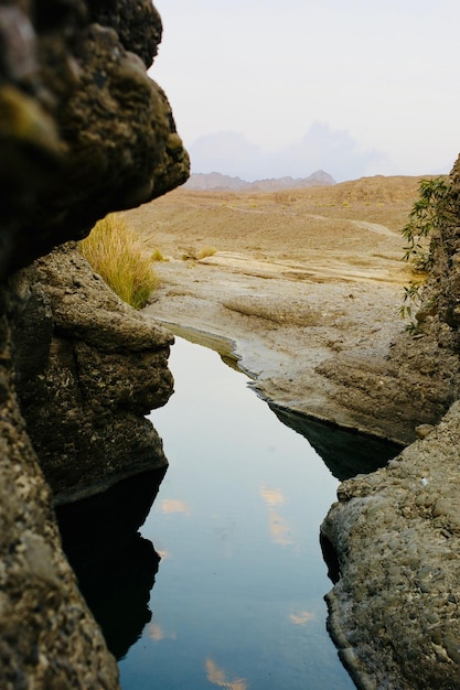 Foto vista panorâmica do lago por formações rochosas contra o céu