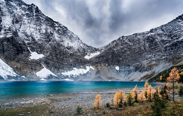 Foto vista panorâmica do lago por montanhas cobertas de neve contra o céu