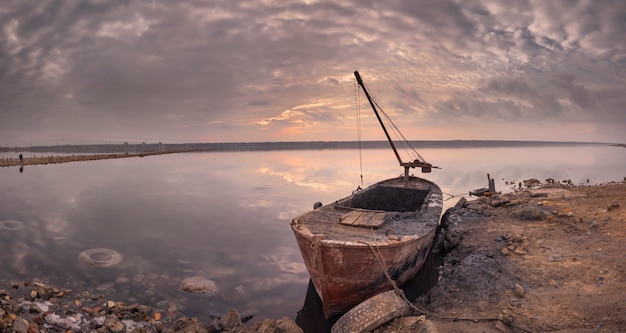 Vista panorâmica do lago salgado ao pôr do sol