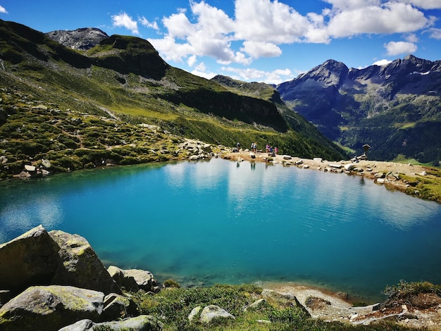 Vista panorâmica do lago turquesa contra as montanhas