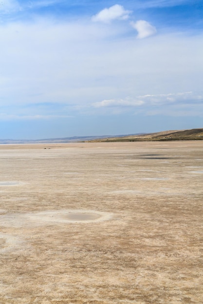 Foto vista panorâmica do lago tuz contra o céu