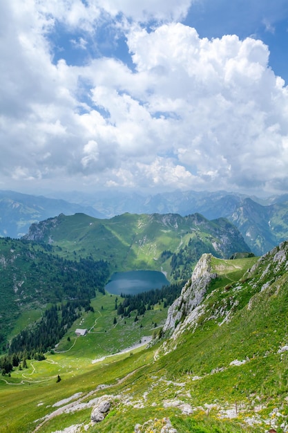 Vista panorâmica do lago verde prados e montanhas alpinas