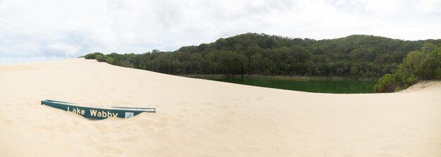 Vista panorâmica do lago Wabby em Fraser IslandQueenslandAustráliaSand Dune and Lake Against Sky