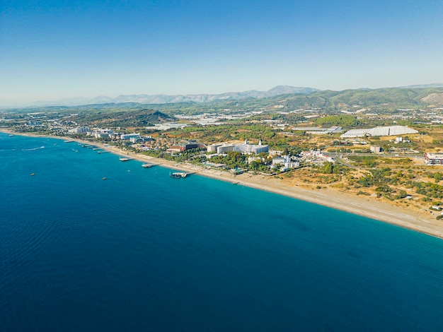 Vista panorâmica do litoral com praia e resorts em ocurcalar turquia água azul clara e