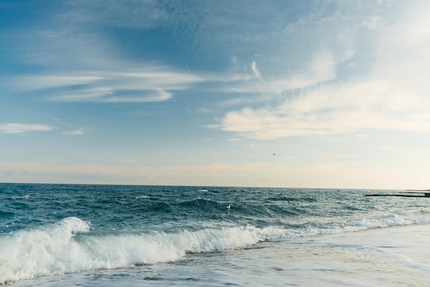 Vista panorâmica do mar à noite com praia vazia e ondas