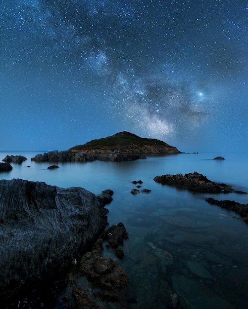 Vista panorâmica do mar à noite
