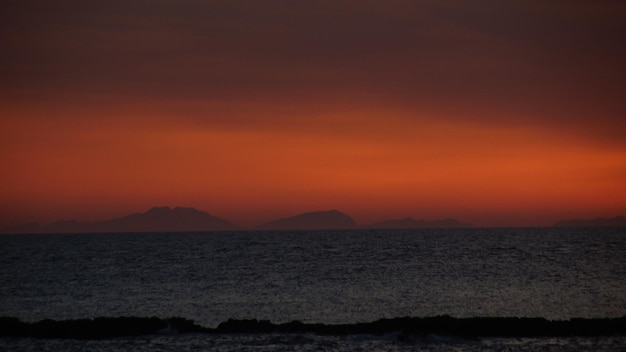 Foto vista panorâmica do mar ao pôr-do-sol