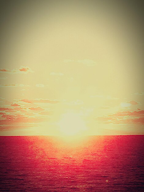 Foto vista panorâmica do mar ao pôr-do-sol