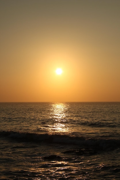 Vista panorâmica do mar ao pôr-do-sol